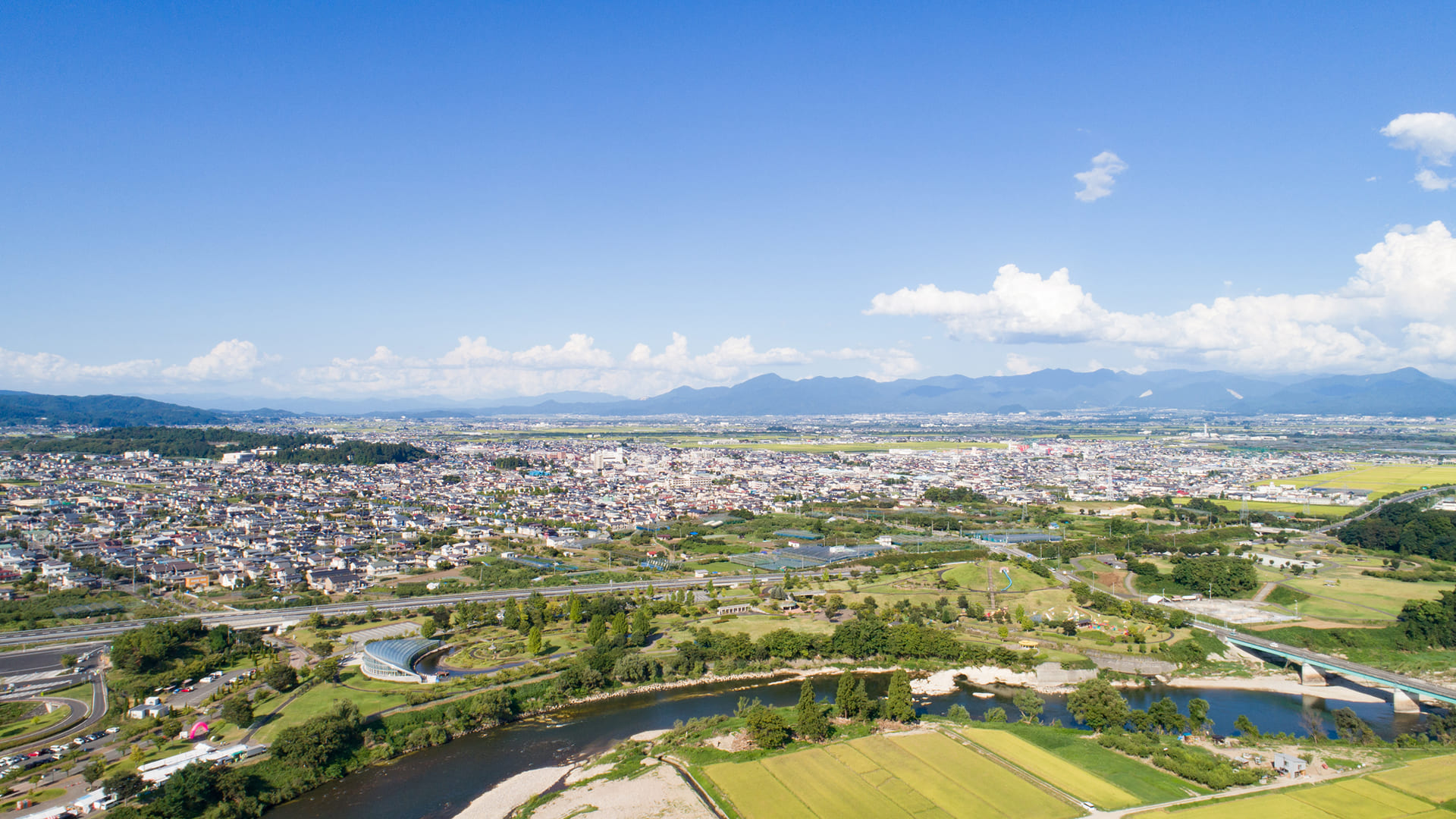建築目線の土地探しから対応。自社物件と100社以上の豊富なネットワークを活用して、理想のエリアに総予算内で提案